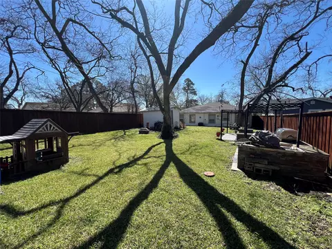 Exterior - 533 E Sears St, Denison, TX 75021 photo 7 of 8
