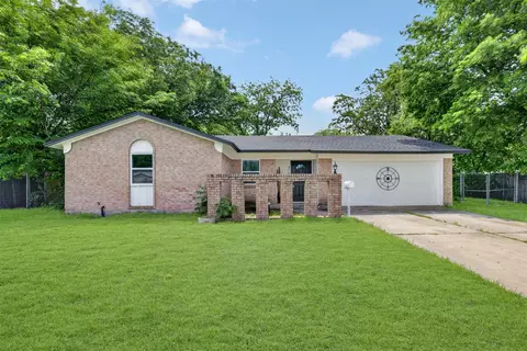 6412 Embassy Dr, Forest Hill, TX 76119
