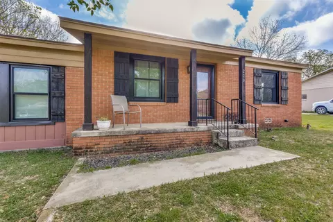 220 N Jarvis Ln, Azle, TX 76020