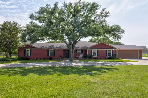 112 Sequoya Dr, Gainesville, TX 76240