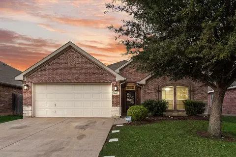 500 Crescent Creek Ln, Fort Worth, TX 76140