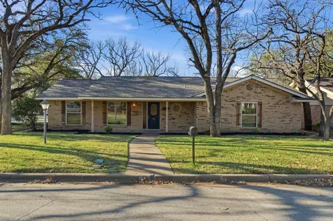 925 Mountain Ter, Hurst, TX 76053