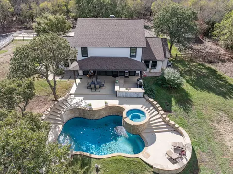 950 Naylor Rd, Cross Roads, TX 76227