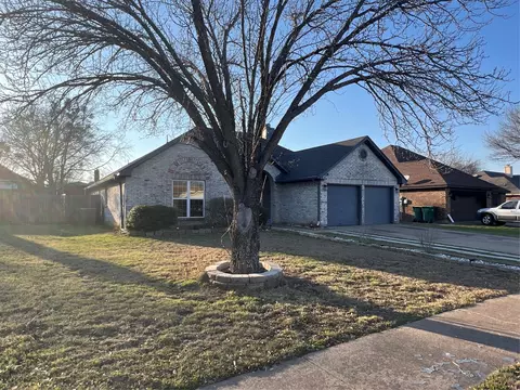 824 Johnston Ln, Cedar Hill, TX 75104