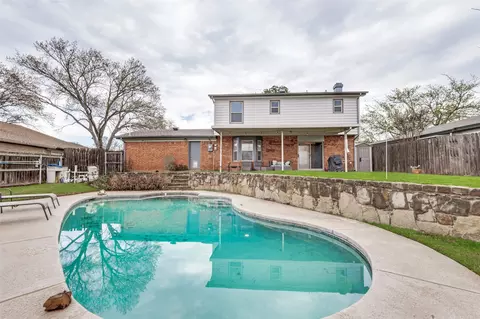 901 Rockwall Dr, Euless, TX 76039