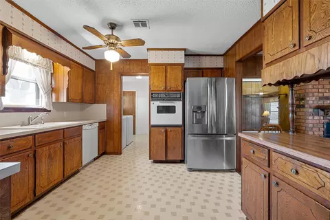 Kitchen - 824 Iron Bridge Rd, Lorena, TX 76655 photo 3 of 4