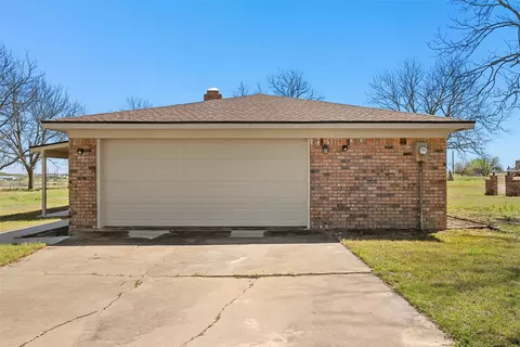 Exterior - 824 Iron Bridge Rd, Lorena, TX 76655 photo 4 of 9