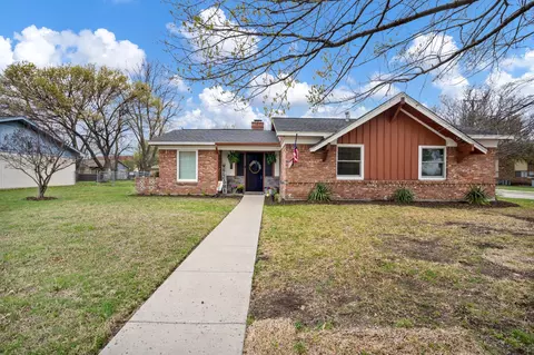 107 High School Dr, Waxahachie, TX 75165