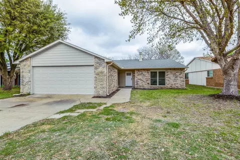 2105 Newbury Dr, Arlington, TX 76014