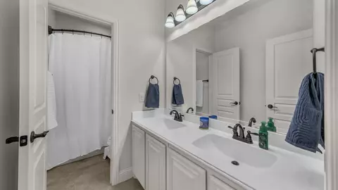 Bath - 413 Sagebrush Dr, Aledo, TX 76008 photo 4 of 4