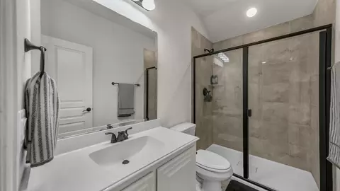 Bath - 413 Sagebrush Dr, Aledo, TX 76008 photo 3 of 4