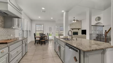 Kitchen - 413 Sagebrush Dr, Aledo, TX 76008 photo 4 of 5