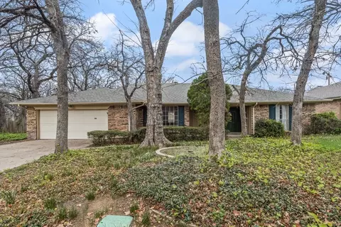 2805 Oak Valley Dr, Arlington, TX 76016