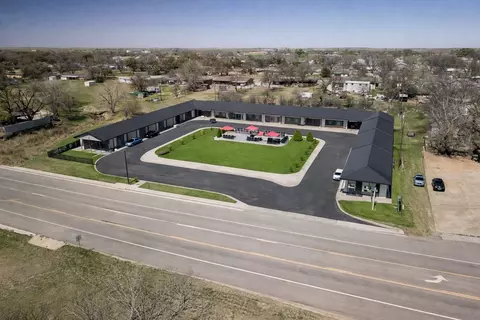 904 W California St, Seymour, TX 76380