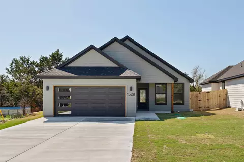 1529 Corona Dr, Granbury, TX 76048