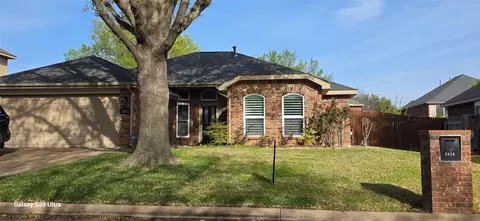 7816 Clover Leaf Dr, North Richland Hills, TX 76182