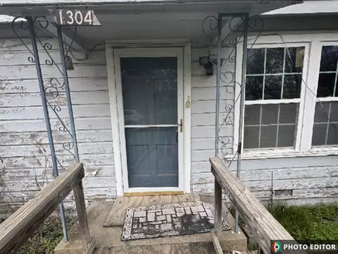 1304 N Wood St, Cleburne, TX 76033