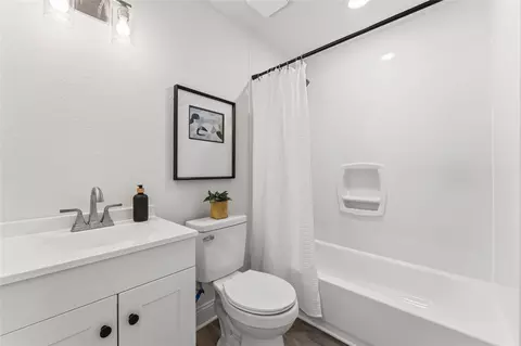 Bath - 815 Garrison St, Waco, TX 76704 photo 3 of 3