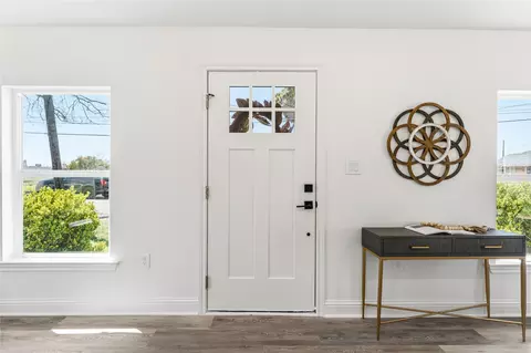 Entry Way - 815 Garrison St, Waco, TX 76704 photo 1 of 2