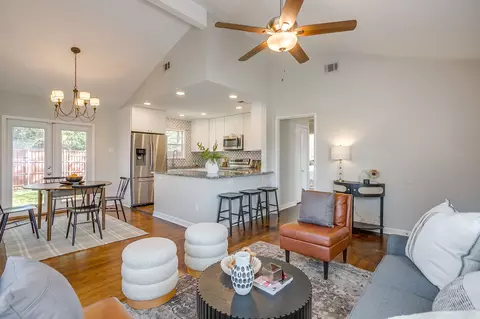 4231 S Cresthaven Rd, Dallas, TX 75209