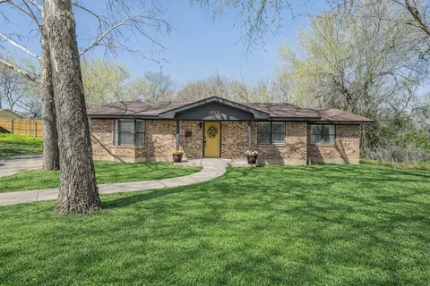 302 W Hale Ave, Decatur, TX 76234