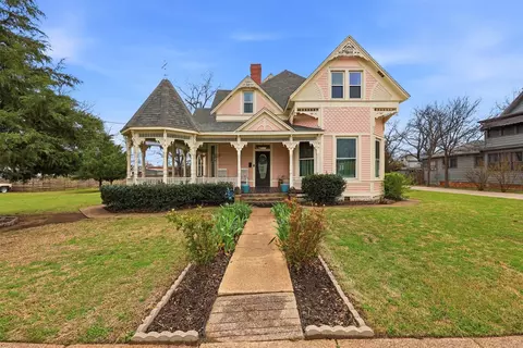 306 E Tarrant St, Bowie, TX 76230