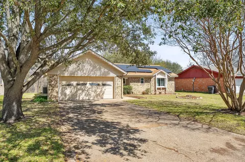 2012 Pebblecreek Dr, Cleburne, TX 76033