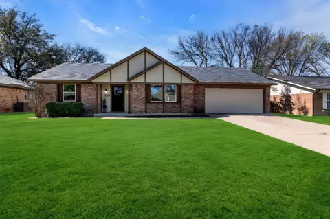 5529 Wood View St, North Richland Hills, TX 76180