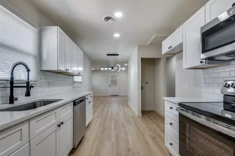 125 W Fuller Dr, Euless, TX 76039