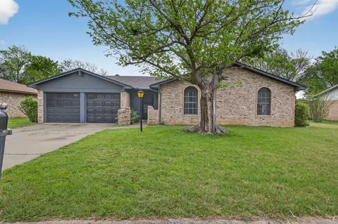 6913 Gettysburg Dr, Forest Hill, TX 76140
