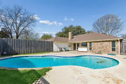810 Meadowgate Dr, Garland, TX 75040