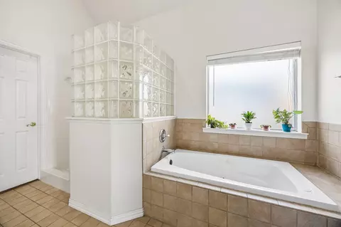 Bath - 403 Hideaway Ct, Euless, TX 76039 photo 3 of 3