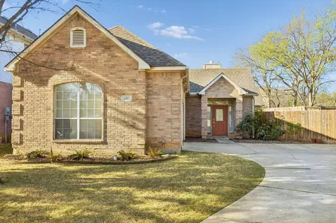 403 Hideaway Ct, Euless, TX 76039