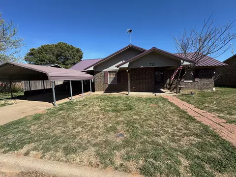 710 Charles St, Seymour, TX 76380