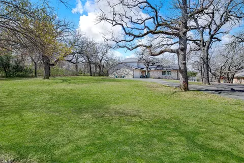 132 S Briaroaks Rd, Burleson, TX 76028