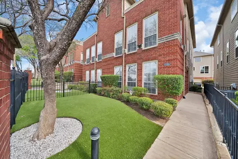 1015 W Bluff St, Fort Worth, TX 76102