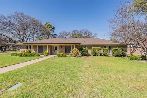 2415 Lakeview Cir, Arlington, TX 76013