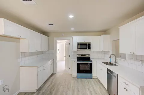 Kitchen - 423 W Palmetto Ave, Plain Dealing, LA 71064 photo 2 of 2