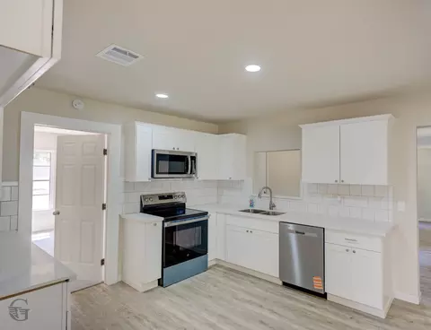 Kitchen - 423 W Palmetto Ave, Plain Dealing, LA 71064 photo 1 of 2