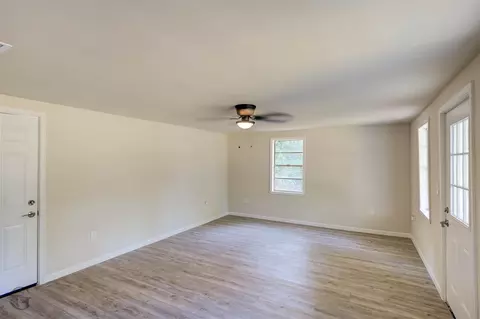 Living - 423 W Palmetto Ave, Plain Dealing, LA 71064 photo 1 of 1