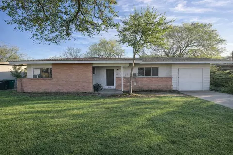 8401 Kinsale Ct, Fort Worth, TX 76116