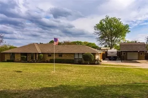 200 Red Oak Creek Dr, Oak Leaf, TX 75154