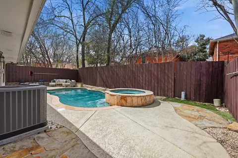 Exterior - 1453 Hampton Rd, Grapevine, TX 76051 photo 5 of 7