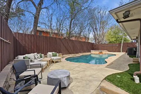 Exterior - 1453 Hampton Rd, Grapevine, TX 76051 photo 3 of 7
