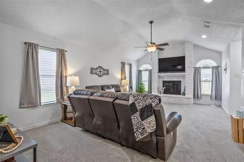 512 Oak Ridge Ct, Crowley, TX 76036 photo 8