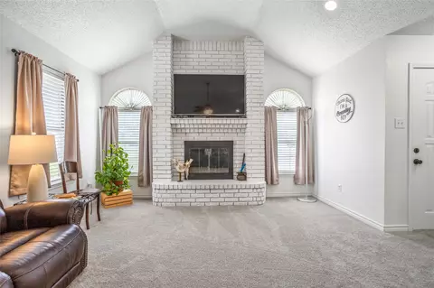512 Oak Ridge Ct, Crowley, TX 76036 photo 6