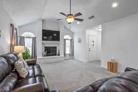 512 Oak Ridge Ct, Crowley, TX 76036 photo 9