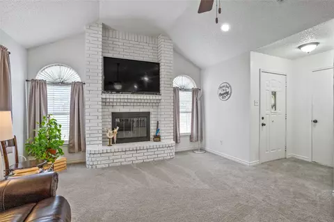 512 Oak Ridge Ct, Crowley, TX 76036 photo 7