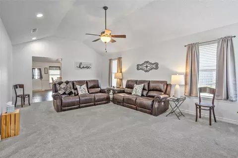 512 Oak Ridge Ct, Crowley, TX 76036 photo 5