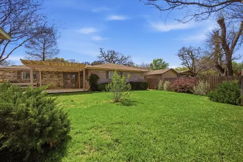 Exterior - 800 Brownstone St, Euless, TX 76039 photo 7 of 7